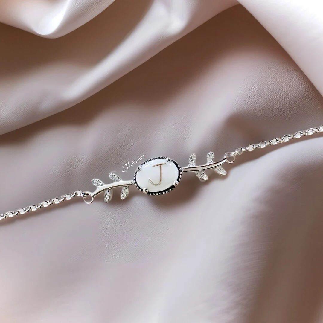 Zilveren moedermelk armband met haartjes gevormd tot een letter