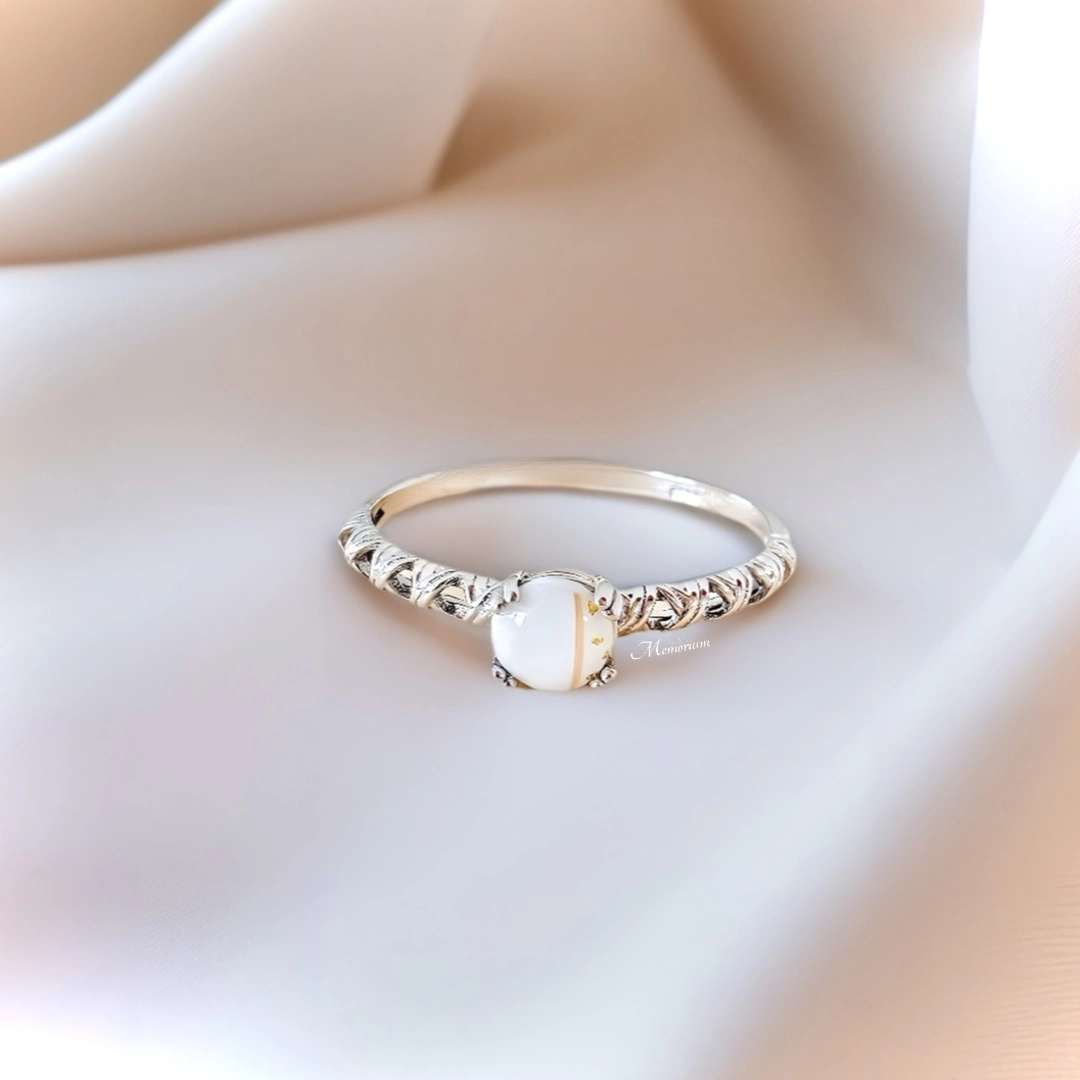 Moedermelkring met haarlokje en bladgoud vlokjes