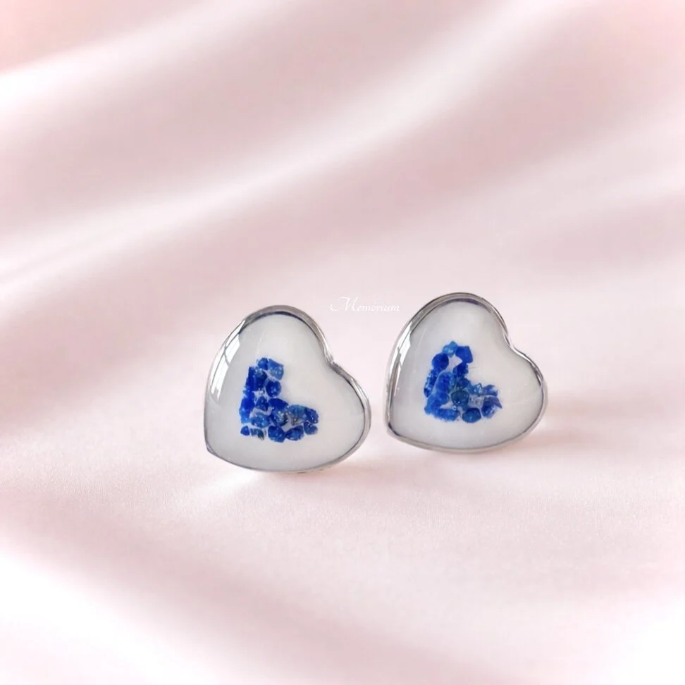 Amor oorstekertjes met moedermelk en lapis lazuli geboortesteen