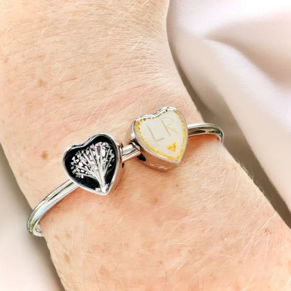 Pandora armband met moedermelkbedel en haarlokbedel
