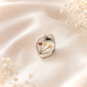 Pandora bedel met haartjes van 3 kindjes en geboortebloemen