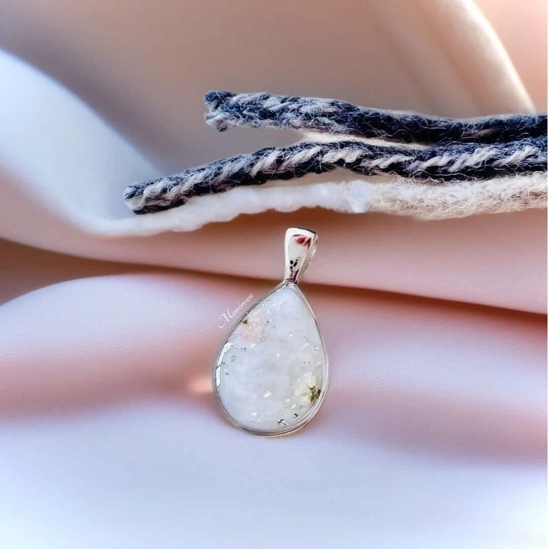 Milla Silver hanger met stukje sjaal, gedroogde bloemen en bladzilver