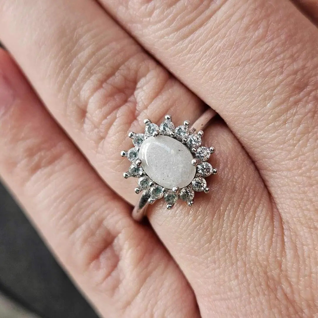 Draagfoto van de Ellipse zilveren ring, gevuld met assen