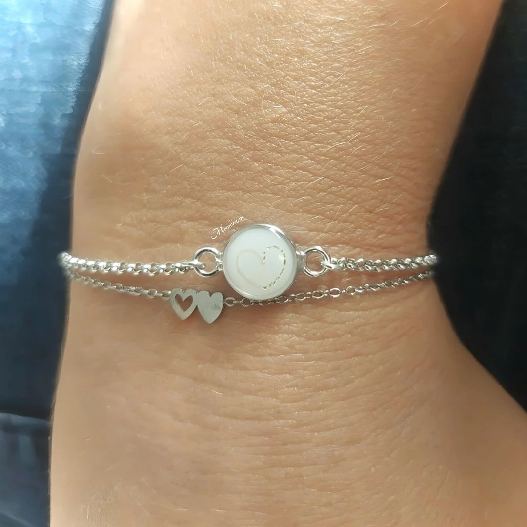 Draagfoto van onze zilveren moedermelk armband met haarlokje en bladgoud
