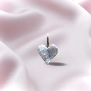 Hartvormig juweel met vingerafdruk