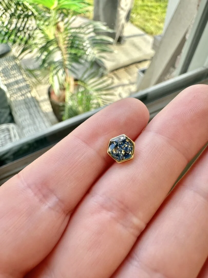 Stukje zwangerschapstest verwerkt in een juweel