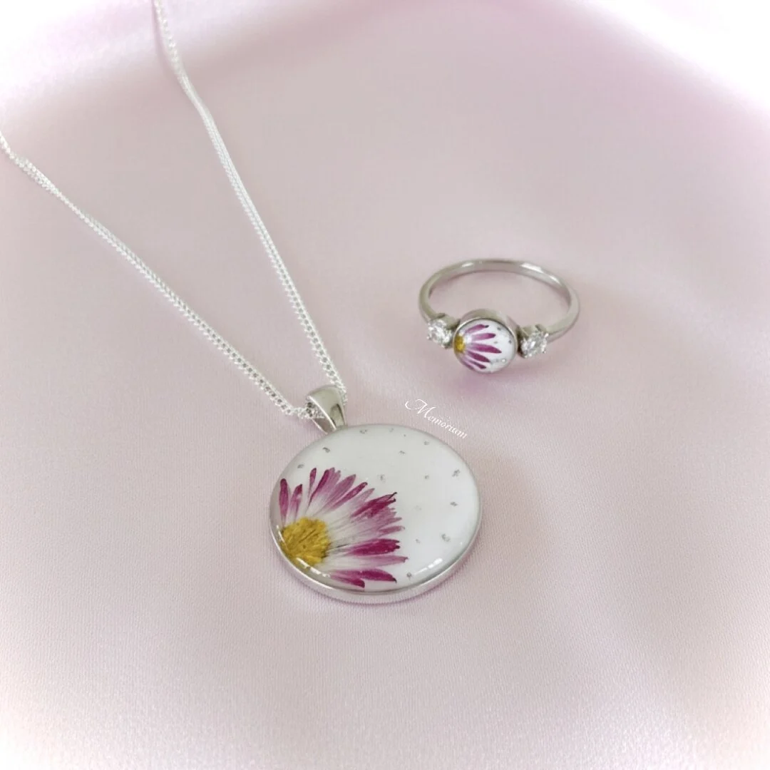 Ceres hanger met gevoortebloem in verwerkt